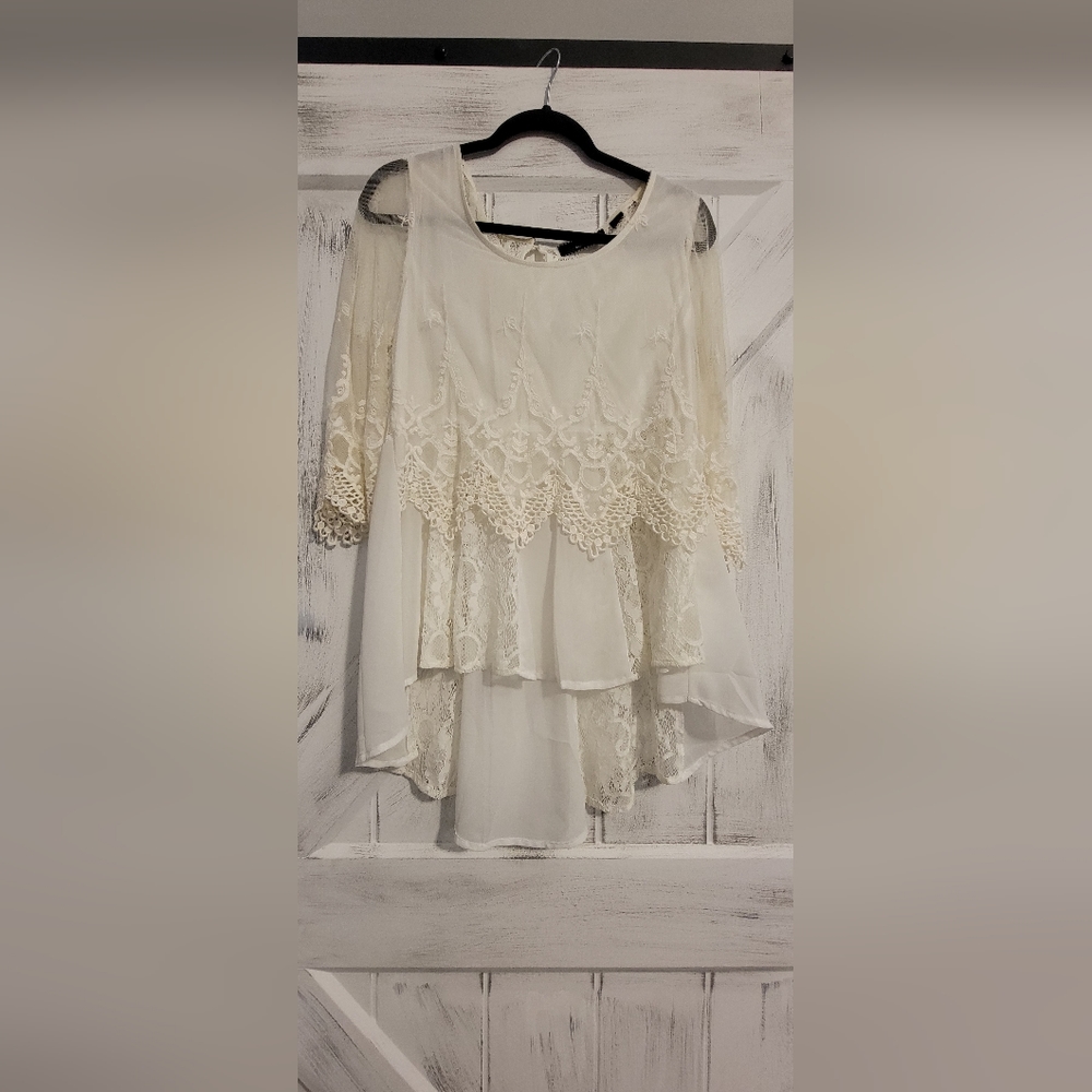 BUCKLE BOUTIQUE Large, flowy peplum blouse